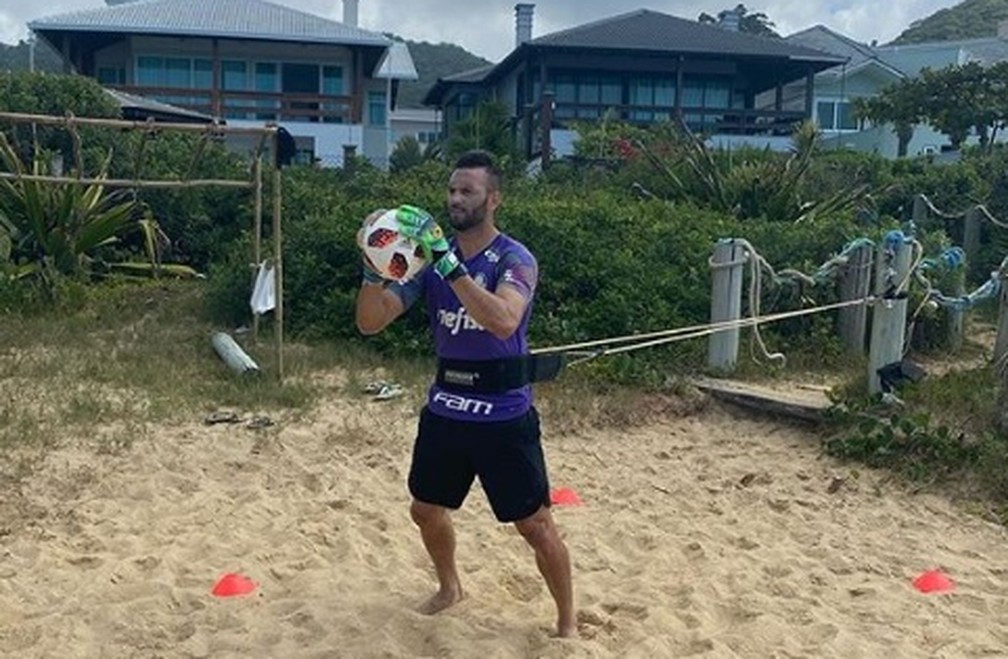 Weverton, do Palmeiras, treinando nas férias — Foto: Reprodução / Instagram