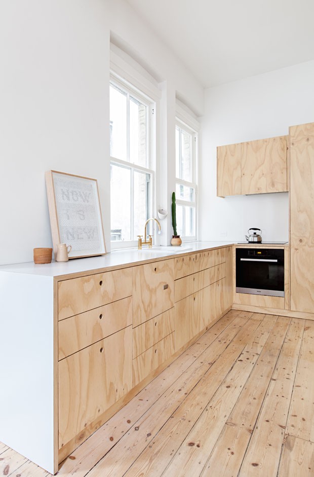 Apartamento pequeno ganha espaço e aconchego com móveis de madeira (Foto: Lisbeth Grosmann / Divulgação)