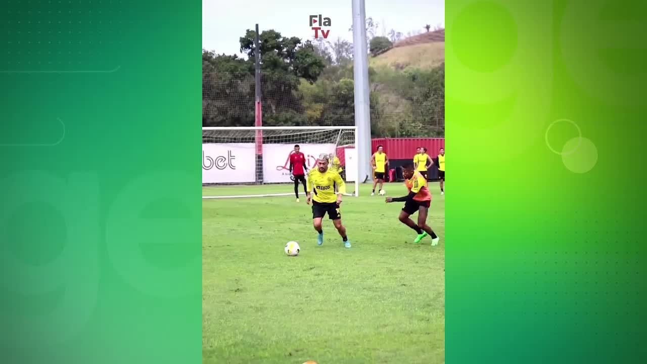 Arrascaeta faz golaço por cobertura no treino do Flamengo