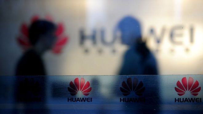 A gigante chinesa de tecnologia Huawei está no centro de uma polêmica (Foto: AFP via BBC)