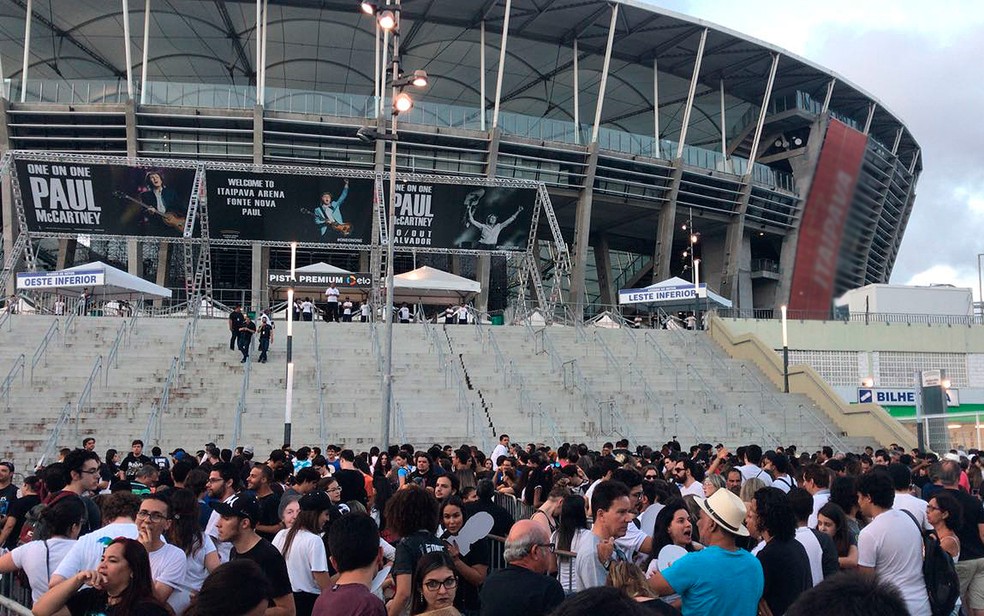 Fãs chegaram cedo à Arena Fonte Nova em dia de show de Paul McCartney (Foto: Alan Tiago Alves/G1)