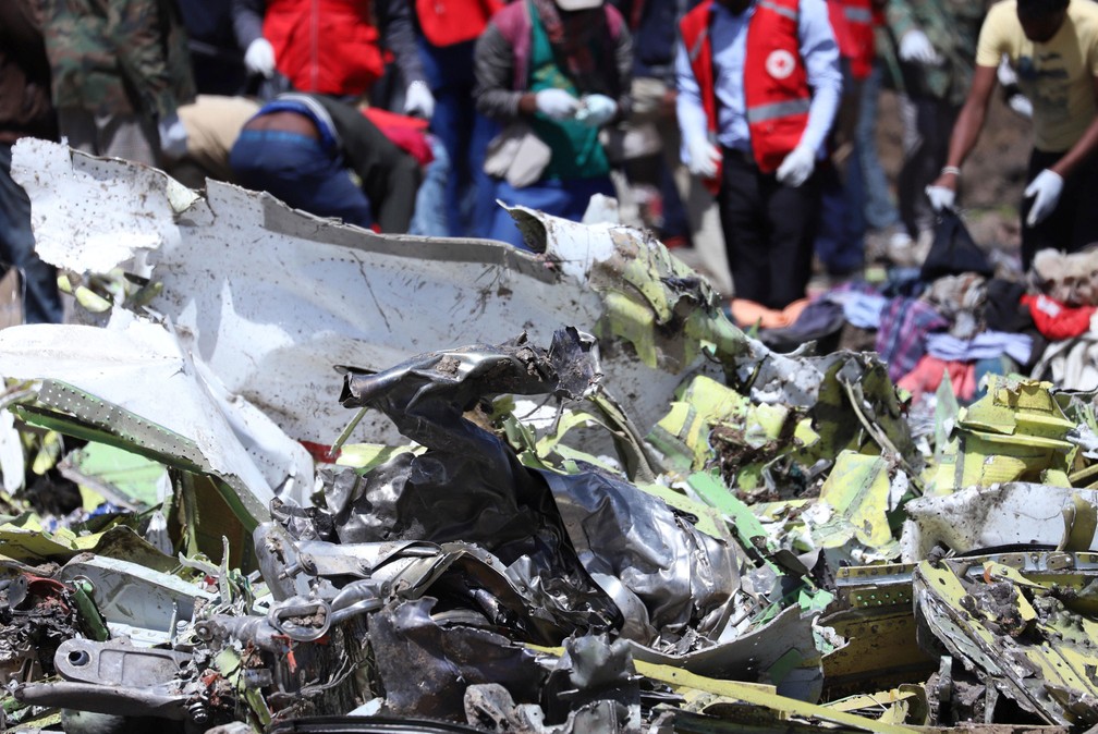 Destroços do avião da Ethiopian Airlines são vistos perto da cidade de Bishoftu, sudeste de Ades Abeba, nesta segunda-feira (11)  — Foto: Tiksa Negeri/ Reuters