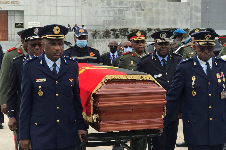 Cortejo com restos mortais do ex-presidente angolano José Eduardo dos Santos chega à Praça da República em Luanda