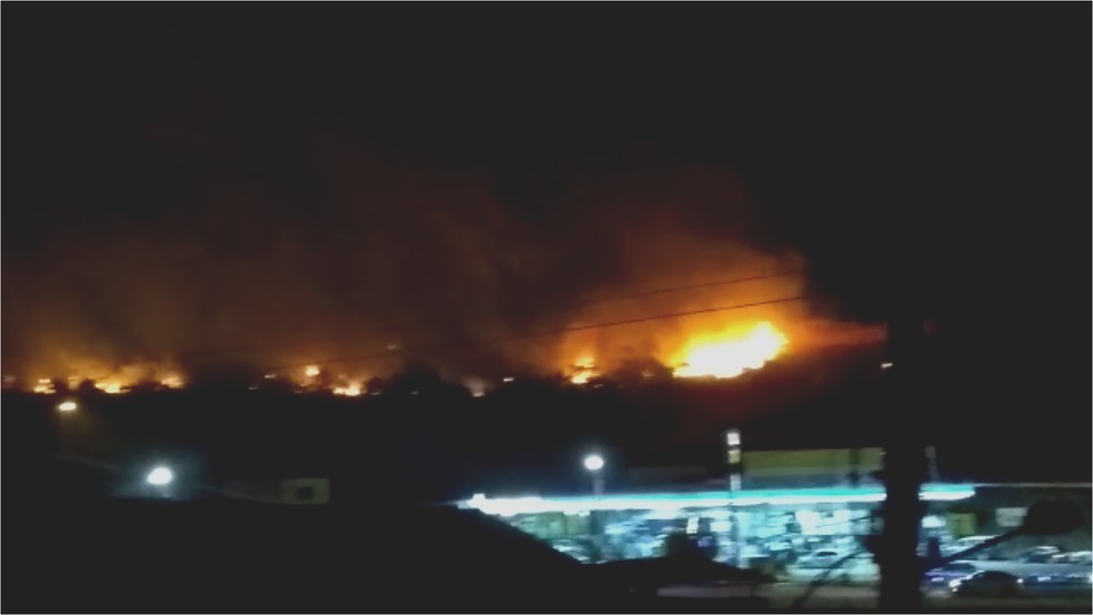 Chamas assustaram os moradores na noite de quarta-feira — Foto: Mônica Pinheiro/arquivo pessoal
