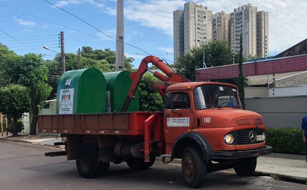 Lixeiras para materiais recicláveis foram instaladas em frente a condomínios residenciais de Presidente Prudente — Foto: Prudenco 