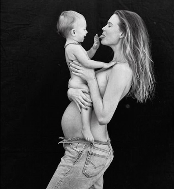 A modelo Behati Prinsloo, grávida, com sua filha com o músico Adam Levine (Foto: Instagram)