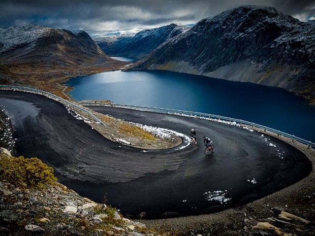 Foto vencedora na categoria "Espírito de Aventura" mostra ciclistas em trilhas na Noruega (Foto: Piotr Trybalski/www.tpoty.com/BBC)