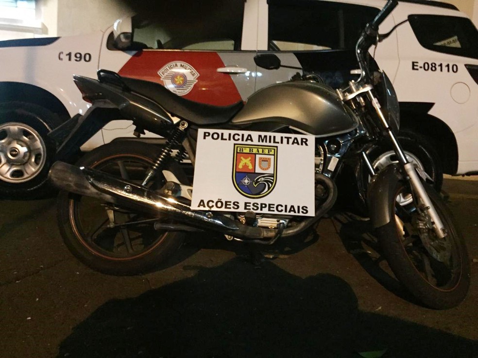 Condutor da moto não tinha habilitação para pilotar o veículo — Foto: Polícia Militar 