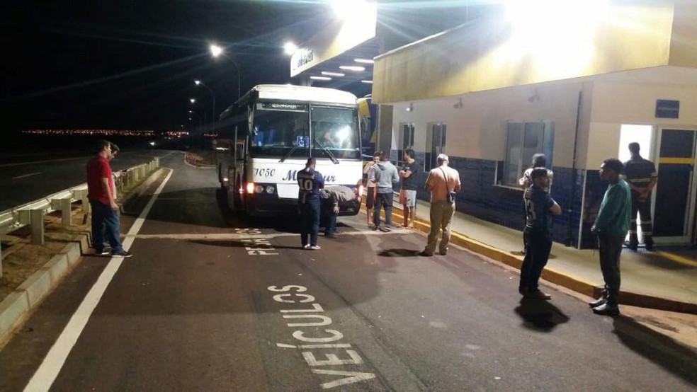 Passageiros foram obrigados a descer do ônibus em Florínea (Foto: The Brothers/Divulgação)