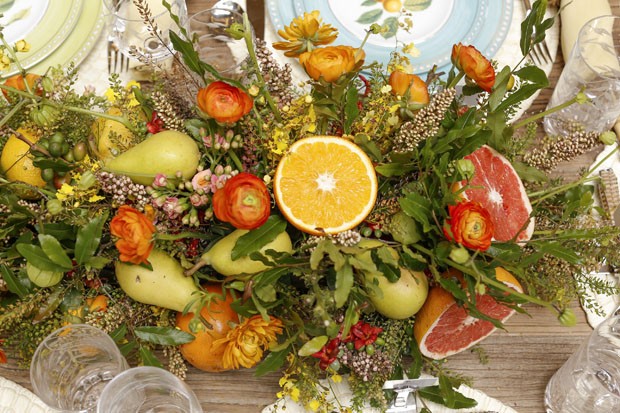 Como decorar uma mesa com flores e frutas (Foto: Julio Acevedo)