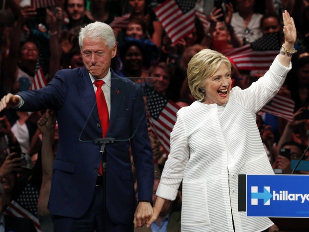 Hillary comemora nomeação com seu marido Bill Clinton (Foto: AP)