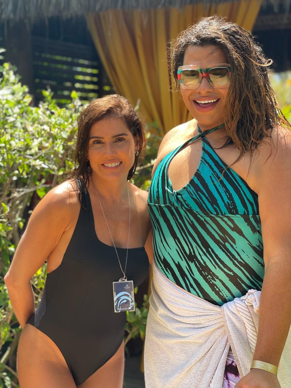 Lady Chokey aproveitou passagem por Fortaleza para curtir dia de calor no Beach Park e encontrou a atriz Deborah Secco (Foto: Divulgação)