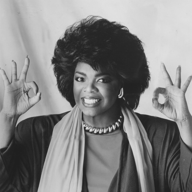 Oprah Winfrey smiles and gives the Okay sign during her time hosting the television show People Are Talking, 1978. (Photo by Afro American Newspapers/Gado/Getty Images) (Foto: Getty Images)