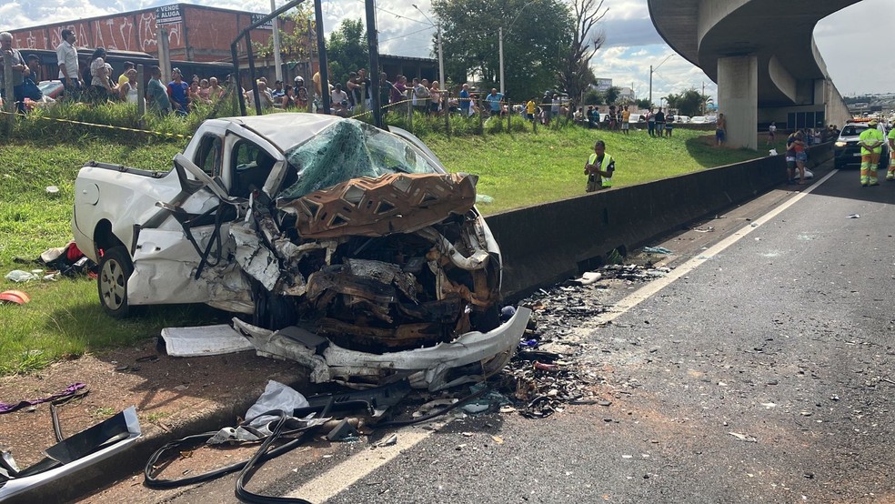 Segundo a Polícia Rodoviária, Chevrolet Montana invadiu a contramão da marginal da Rodovia Anhanguera em Sumaré e provocou colisões — Foto: Junia Vasconcelos/EPTV