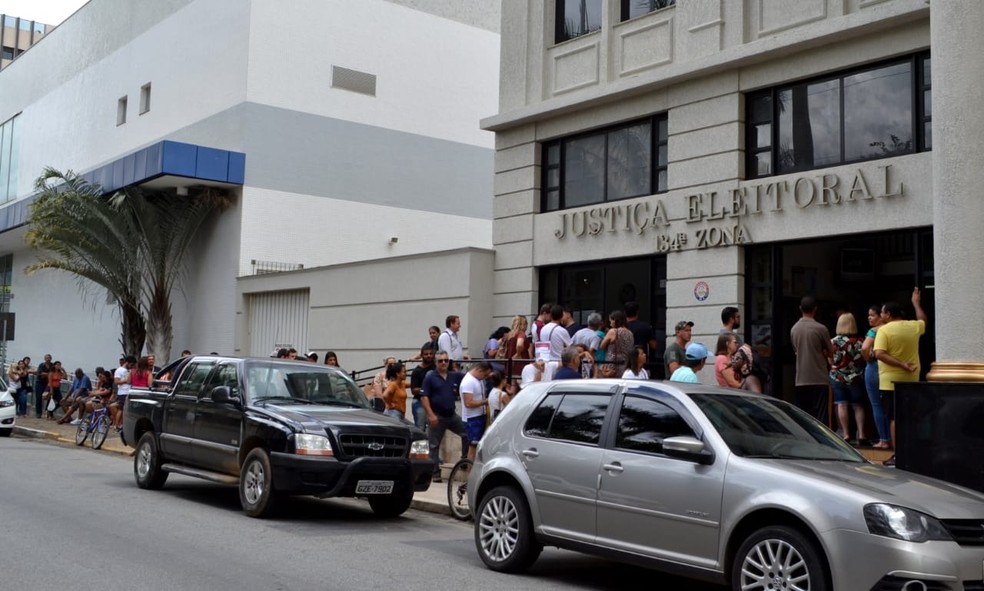Cartório de Itajubá (MG) teve fila para recadastramento biométrico obrigatório — Foto: Luciano Lopes