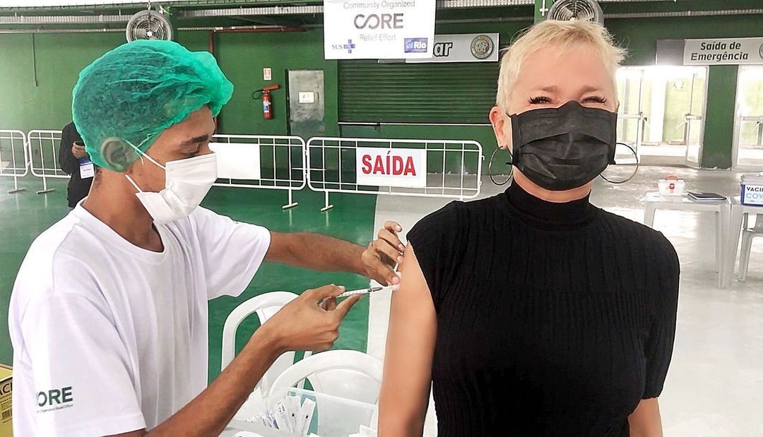 Xuxa toma primeira dose da vacina anti-Covid (Foto: Reprodução/Instagram)