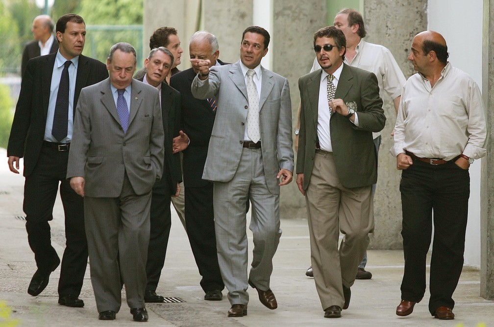 Vanderlei Luxemburgo apresentado pelo Palmeiras em 2008; ao lado dele, de óculos escuros, está Paulo Nobre, que seria presidente do clube na década seguinte — Foto: Robson Fernandes/Estadão Conteúdo
