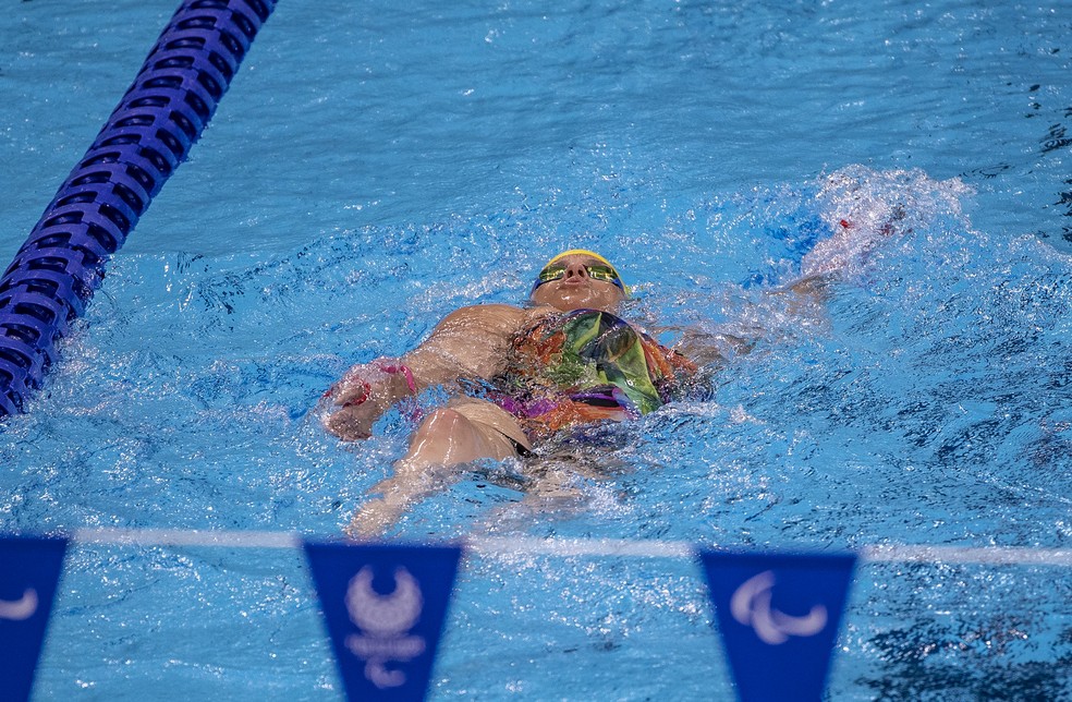 Descrição da imagem: Edênia Garcia nada na piscina de treino para as Paralimpíadas de Tóquio — Foto:  Ale Cabral/CPB.