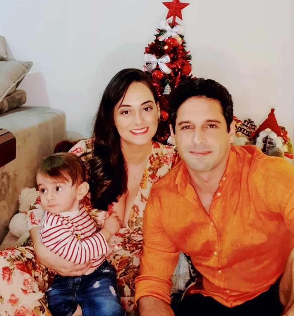 João Baldasserini, esposa e o filho  — Foto: Reprodução/Instagram