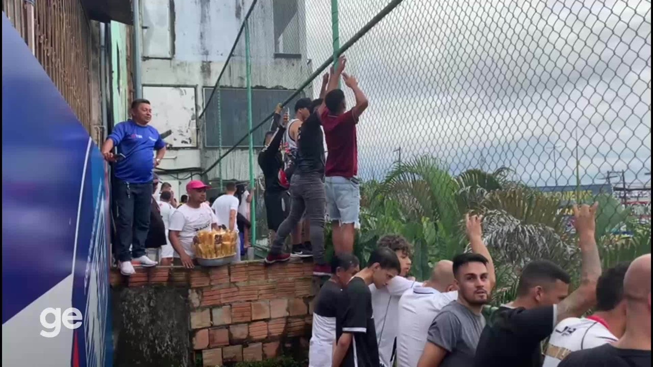 Torcedores acompanham treino do Vasco em Manaus na véspera do jogo contra o Guarani