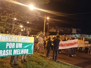 Com faixas, os manifestantes se reuniram em Bauru  (Foto: Renata Marconi/ G1 )