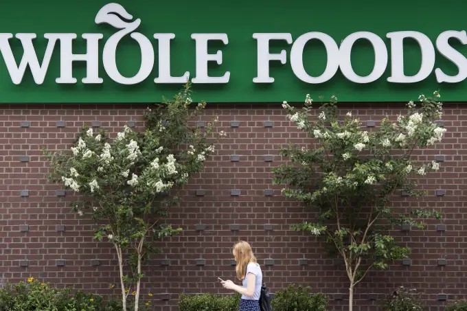 Em outubro de 2017, os acionistas da varejista Whole Foods Market aprovaram a proposta de venda para a Amazon. O acordo foi avaliado em cerca de US$ 13,5 bilhõesAFP