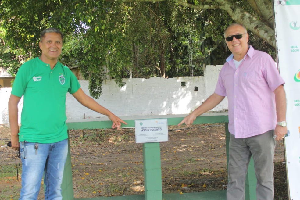 Giovanni Silva e Luis Mitoso com a nova placa do CT — Foto: Rômulo Almeida