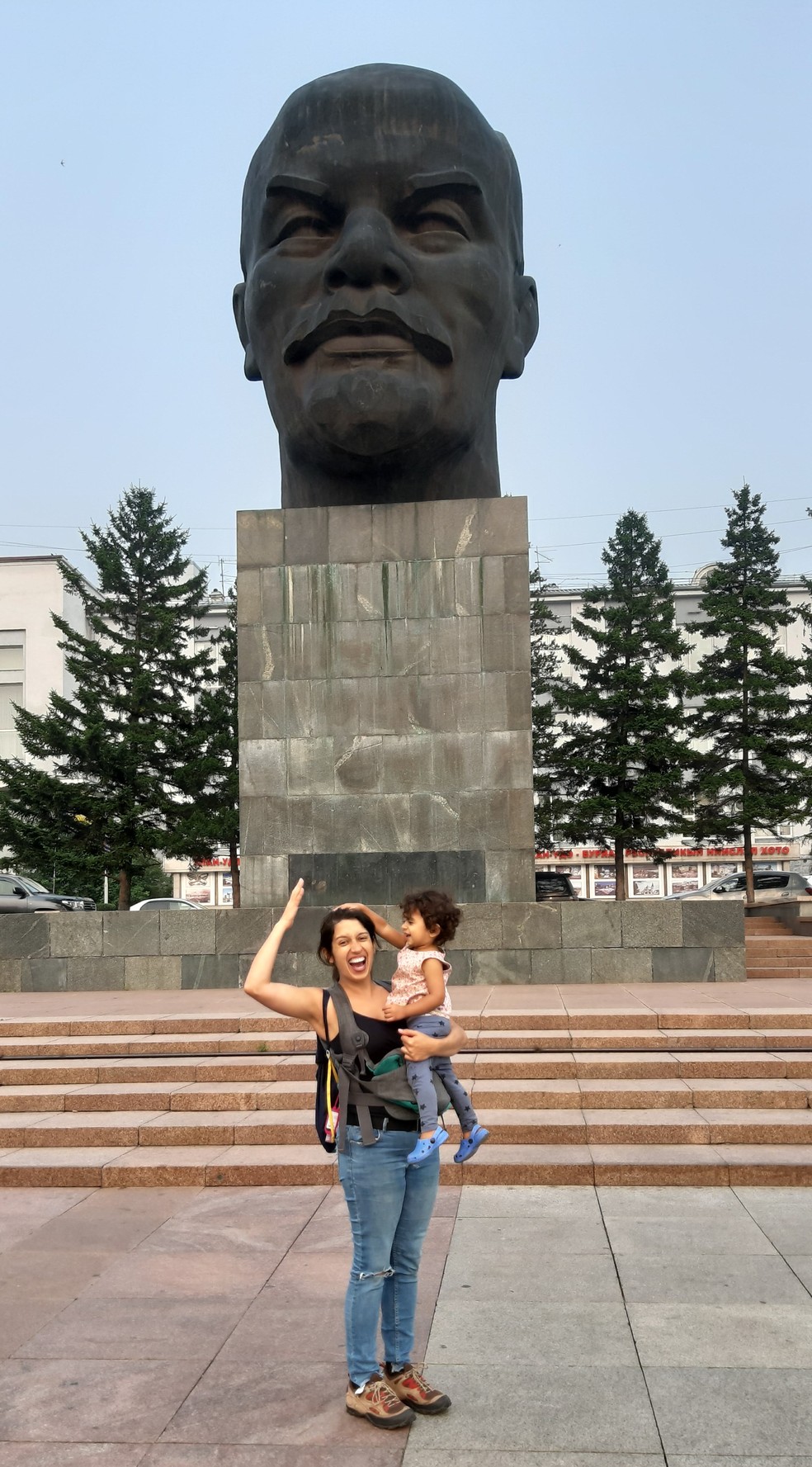 Gabriela, Olívia e a 'cabeça gigante do Lênin' em Ulan-Ude, na Rússia, próximo à fronteira com a Mongólia. — Foto: Arquivo pessoal/Gabriela Antunes