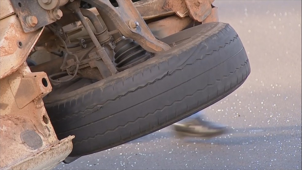 Pneus da ambulância estavam carecas — Foto: Reprodução/TV TEM