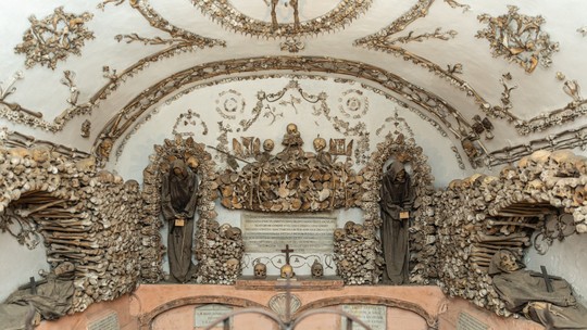 Igreja em Roma tem como decoração quase 4 mil esqueletos; veja fotos