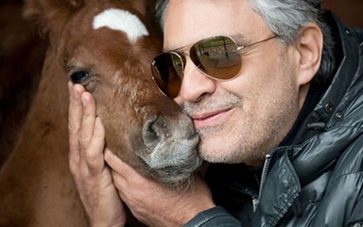 Andrea Bocelli tranquiliza fãs após cair de cavalo e ser hospitalizado