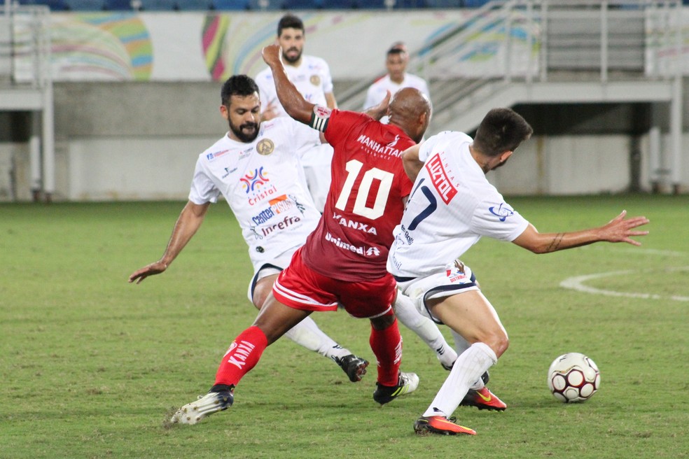 América-RN não teve vida fácil contra a Aparecidense; muito menos o meia Cascata (Foto: Fabiano de Oliveira)