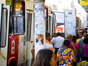 Não há espaço para abrigo nos pontos do centro da cidade. (Foto: Jonathan Lins/G1)