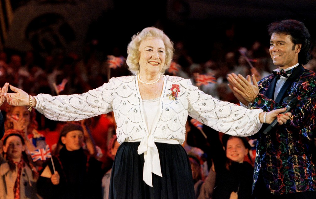Dame Vera Lynn é aplaudida durante apresentação no Hyde Park, em Londres, em 1995, em celebração aos 50 anos do fim da 2ª Guerra Mundial.  — Foto: Reuters/Arquivo