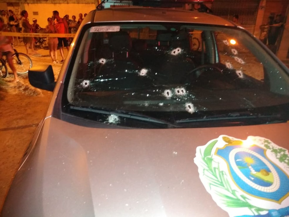 Bandidos atiraram contra a polícia e atingiram o carro, na noite do domingo (28), em Olinda — Foto: PMPE/Divulgação