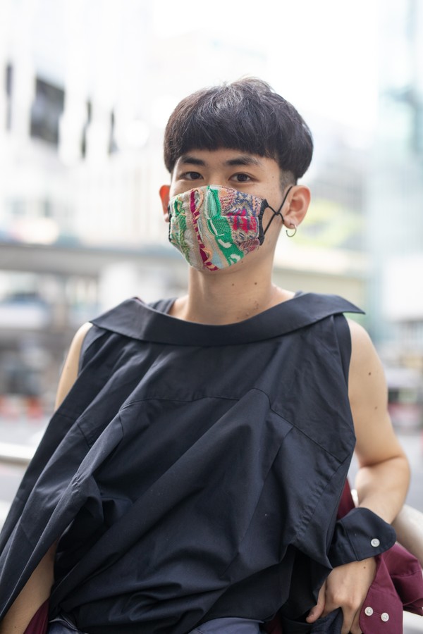 TOKYO, JAPAN - OCTOBER 17:  A guest is seen wearing black and grey outfit with sneakers and multi-color face mask during the Amazon Fashion Week TOKYO 2019 S/S on October 17, 2018 in Tokyo, Japan.  (Photo by Matthew Sperzel/Getty Images) (Foto: Getty Images)