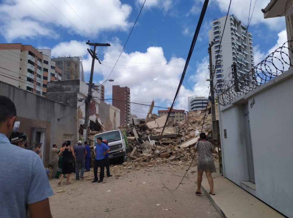 Prédio tinha sete andares. Não há informações sobre feridos. — Foto: Cinthia Freitas/G1 Ceará