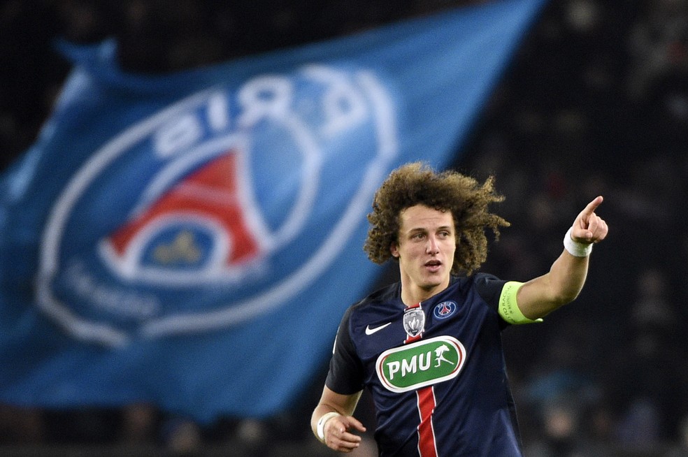 Ida de David Luiz para o PSG foi, na época, a maior transação de um zagueiro na história — Foto: AFP