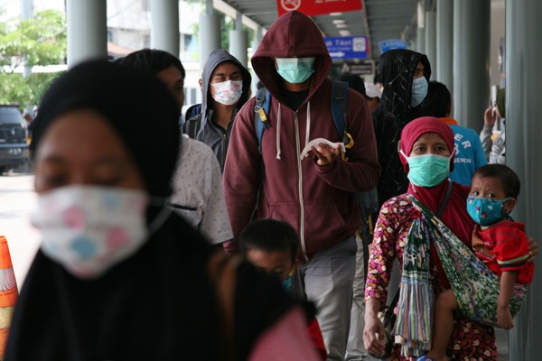 Cidadãos de Jacarta, na Indonésia, usando máscaras como medida de prevenção à pandemia do coronavírus (Foto: Getty Images)