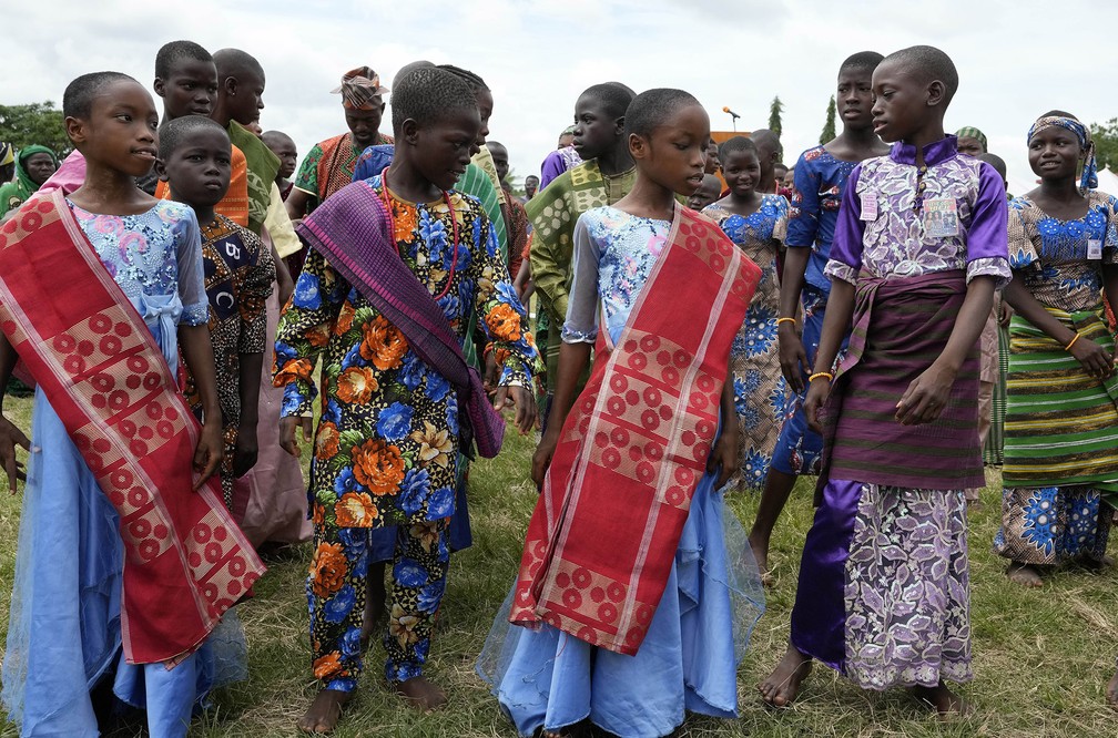 Participantes do 12º festival de gêmeos de Igbo-Ora, cidade no sudoeste da Nigéria, que celebra anualmente a alta incidência de gêmeos entre seus habitantes — Foto: Sunday Alamba/AP