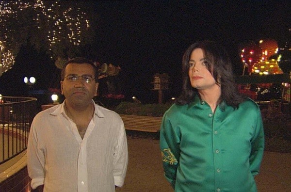 Martin Bashir e Michael Jackson em cena da entrevista concedida pelo músico em 2003, gravada no rancho Neverland (Foto: Reprodução)