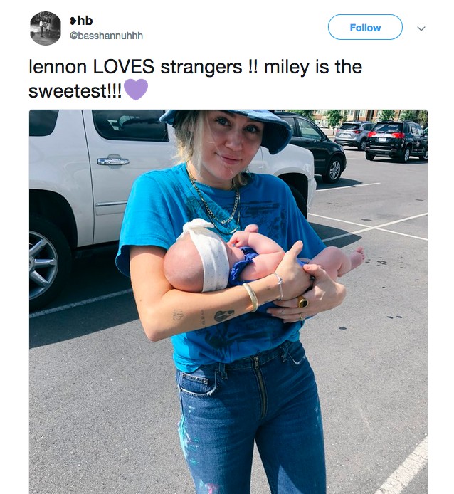 A cantora Miley Cyrus com o bebê de uma fã no colo (Foto: Twitter)