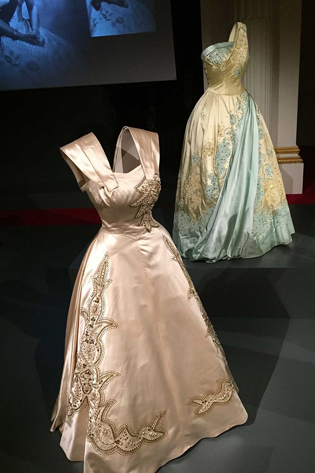 Norman Hartnell evening gowns (Foto: @SuzyMenkesVogue)