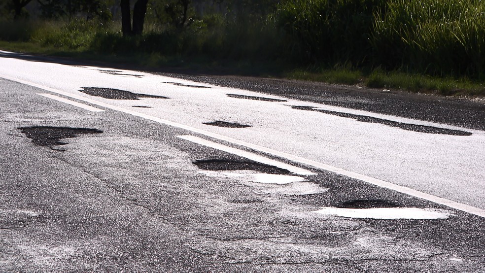 Desnivelamento na MGC-497 entre Uberlândia e Prata — Foto: TV Integração/Reprodução