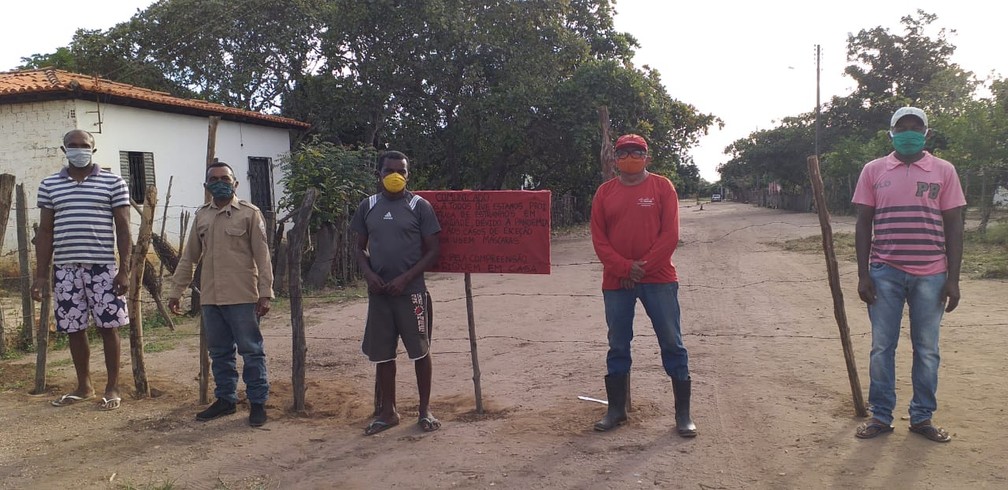 Moradores montam barreira humana para prevenir comunidade no Piauí do coronavírus — Foto: Arquivo Pessoal/Carmem Pereira