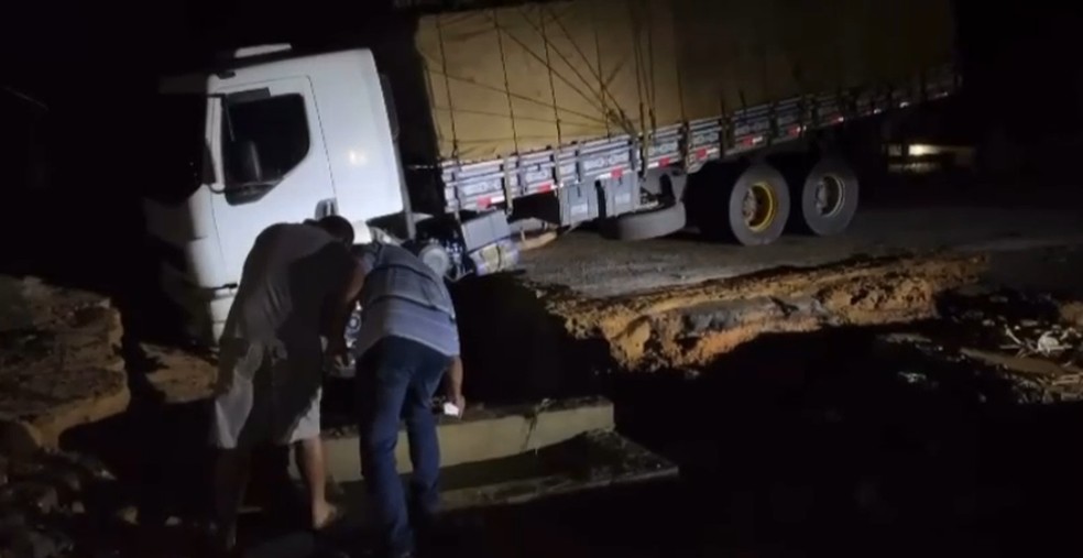 Um caminhão ficou preso dentro de uma cratera.  — Foto: Reprodução