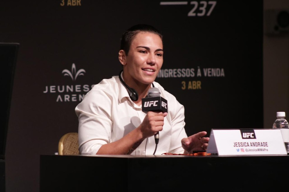 Jéssica Andrade mostrou-se respeitosa com relação a Namajunas na coletiva do UFC 237 — Foto: Adriano Albuquerque