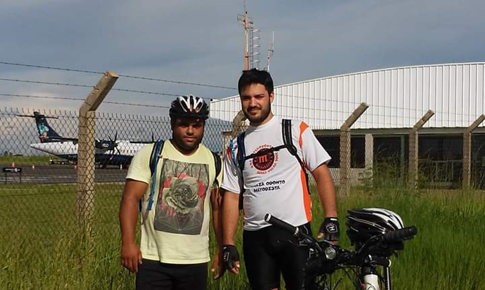 Lucas foi ao Guarujá junto com o amigo Adrian, para cuidar do irmão mais novo — Foto: Arquivo pessoal