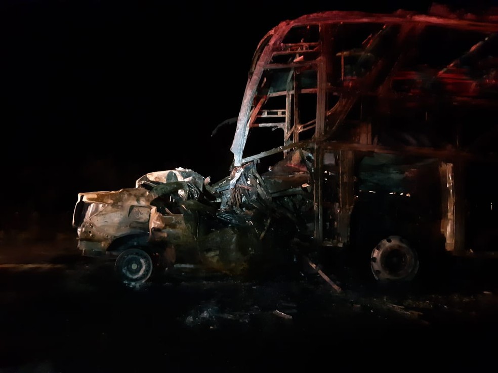 Motorista do carro de passeio morreu carbonizado apÃ³s bater em Ã´nibus â€” Foto: PRF/DivulgaÃ§Ã£o