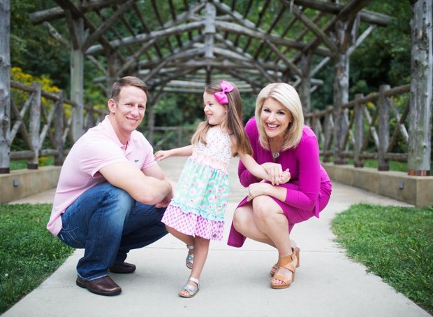 Stacey, o marido e a filha, Peyton (Foto: Reprodução/ Facebook)